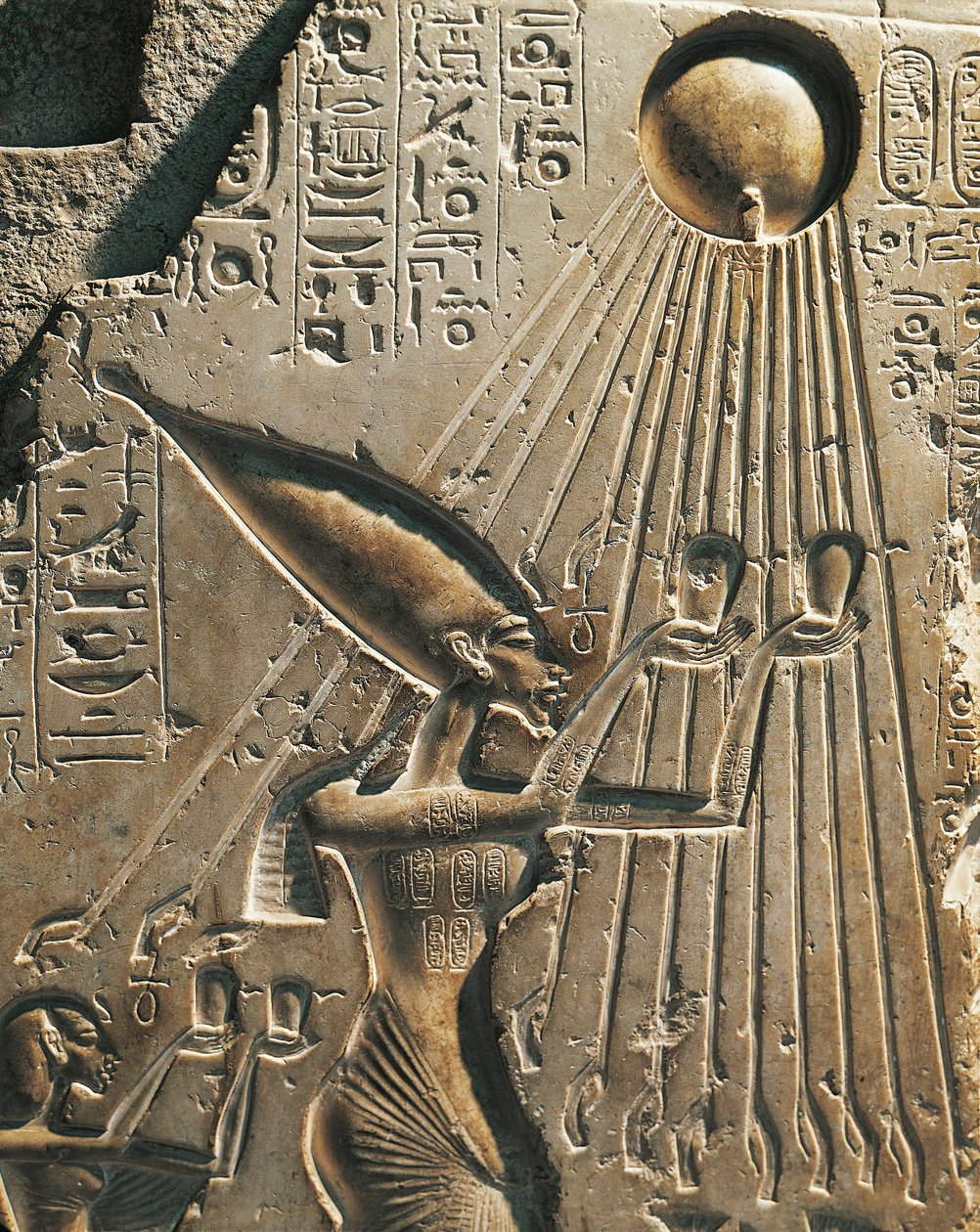 Egypti, Tell el-Amarna, bareljefi, joka kuvaa Amenhotep IV:tä (faarao Akhenaten, noin 1360-1342) palvomassa aurinkokiekkoa, kahdeksastoista dynastia, Uusi kuningaskunta (kalkkikivi) tekijältä Egyptian 18th Dynasty