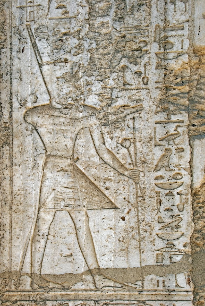 Egyptin antiikki: yksityiskohta faarao Thutmosis IV:n (1419-1387 eKr.) albasterikappelin reliefistä, jossa hän kantaa vallan symboleja. Karnakin temppeli ulkoilmamuseo Egypti tekijältä Egyptian 18th Dynasty