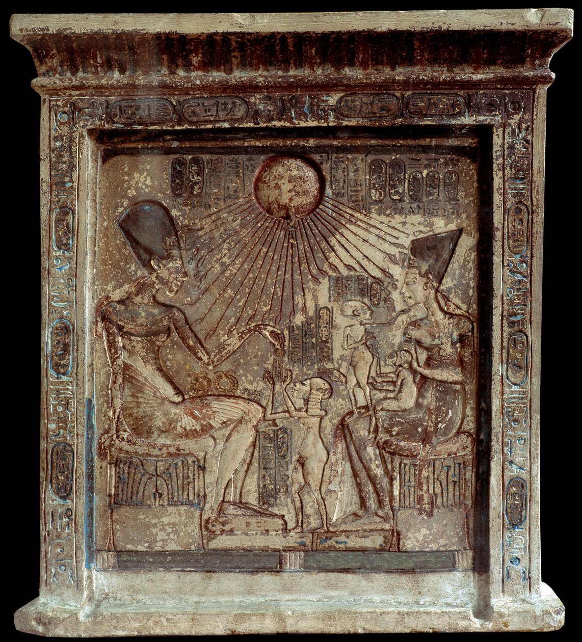 Egyptin kuningatar Nefertiti (1353-1336 eKr.), faarao Amenophis IV:n (Akhenaton tai Amenhotep) (1352-1338 eKr.) ja heidän lastensa kanssa. Matala helpotus. 18. dynastia, New Empire. Kairo, Egyptiläinen museo tekijältä Egyptian 18th Dynasty