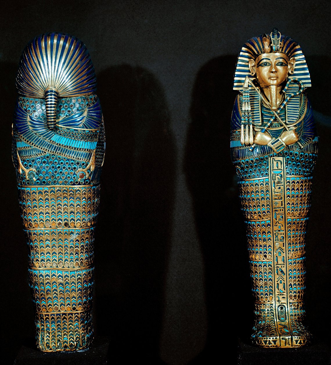 Egyptiläinen antiikki: Cisele-kultainen sarkofagi, joka sisälsi vainajan sisäelimet. Tutankhamonin (kaikki-Ankh-amun tai Tutankhamon) (1345-1327 eKr.) 18. dynastian pettäjältä. löydetty kuninkaiden laaksosta, Thebasta. 1342 eaa. Kairo, Egyptiläinen museo tekijältä Egyptian 18th Dynasty