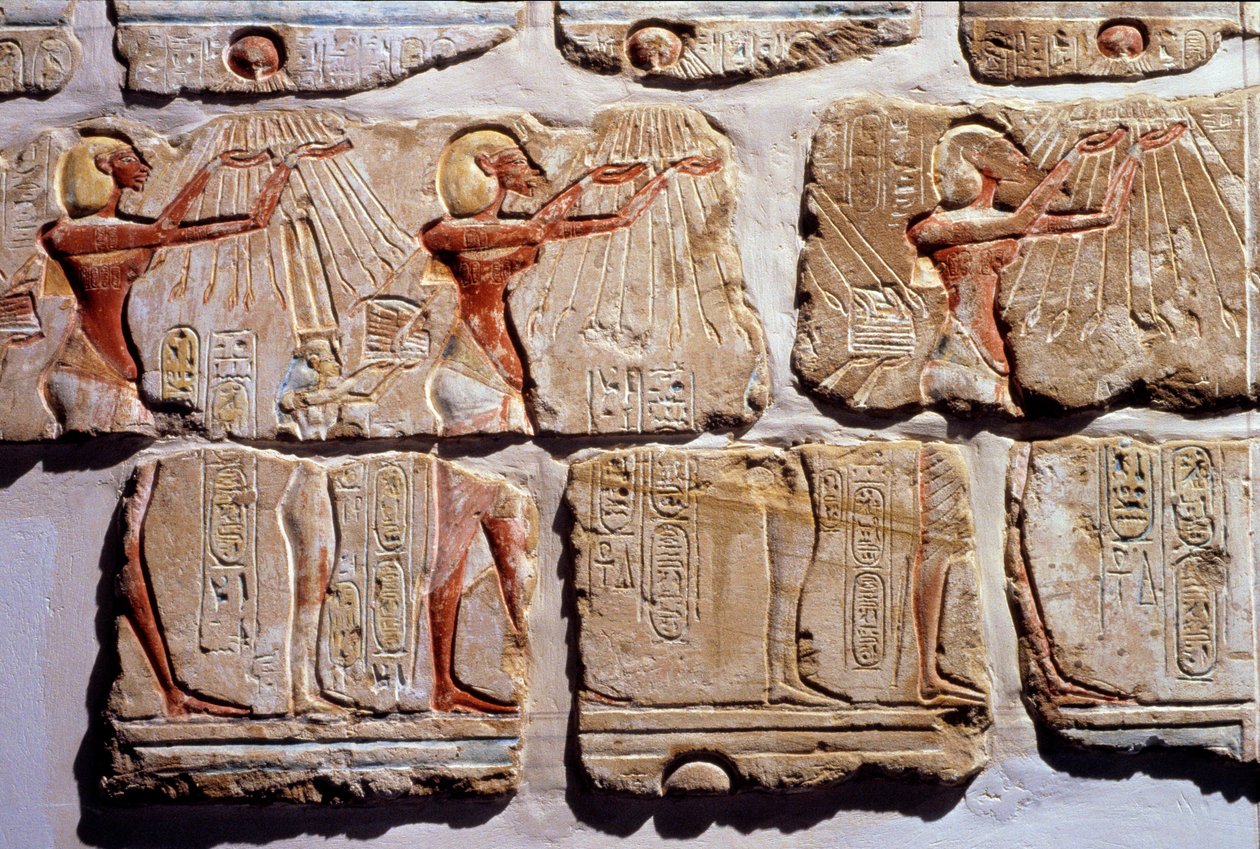 Egyptiläinen antiikki: "" Auringon ihailu"" Fragmentti seinästä gresissä Amenophis IV:stä Luxoriin. 1365-1360 eaa. 18. dynastia tekijältä Egyptian 18th Dynasty