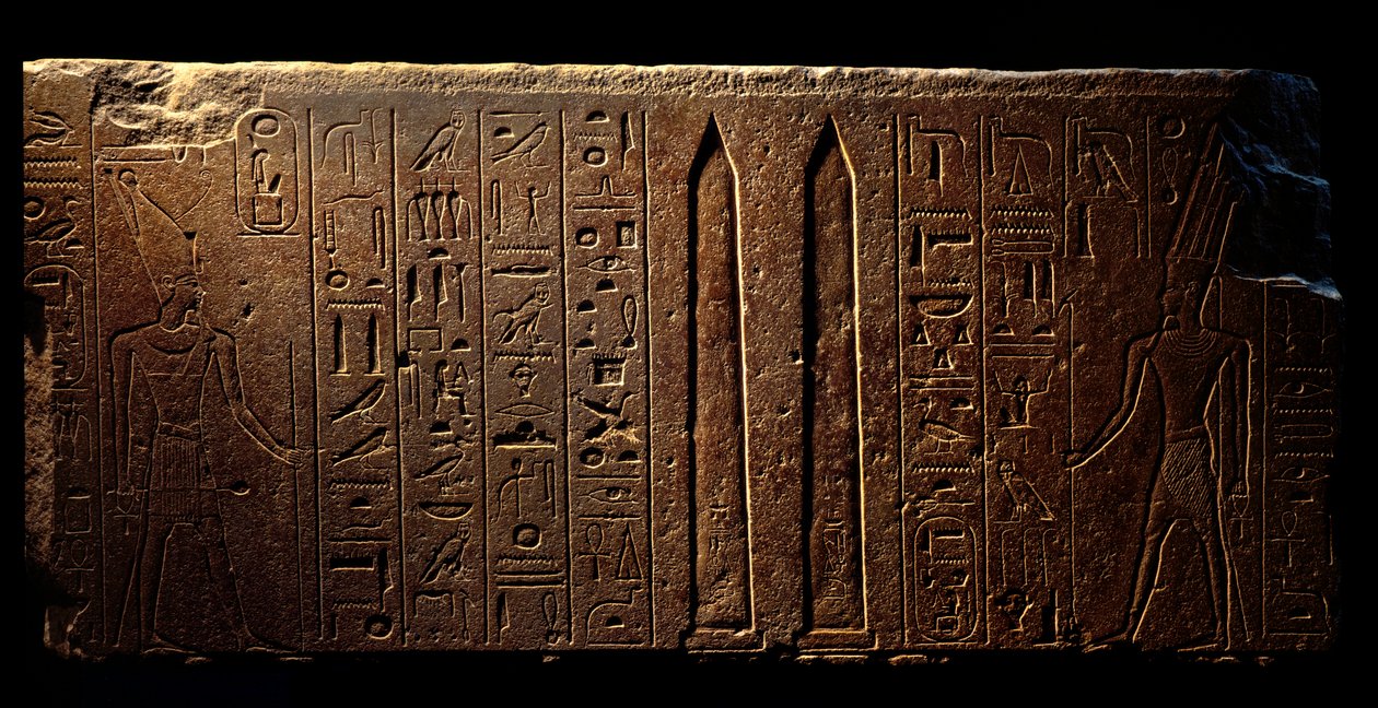 Egyptiläinen antiikki: yksityiskohta kaiverretusta fresosta, joka kuvaa kuningatar Hatsepsutia (vasemmalla) ja kahta obeliskiä Amonin temppelissä - hänen hallituskautensa 15 (1475-1468 eKr.) 18. dynastia - Luxor, Egyptin taidemuseo tekijältä Egyptian 18th Dynasty