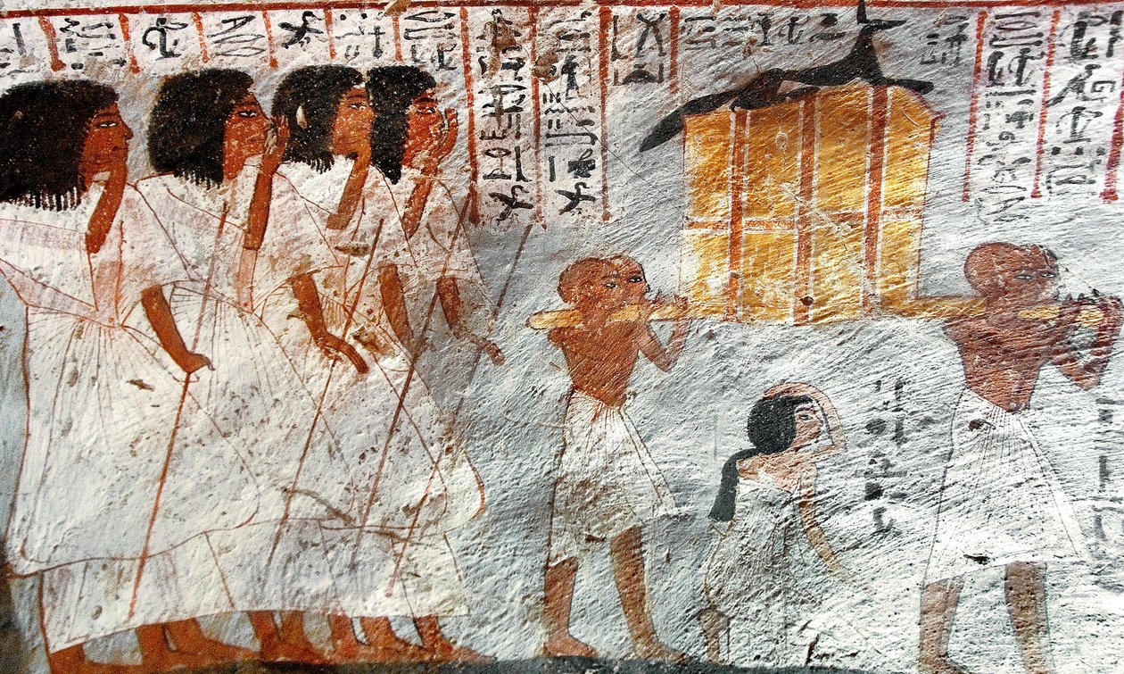 Egyptiläinen antiikki: kulkue katosten kantajien kanssa, joita käytettiin vainajan sisäelinten keräämiseen. Royn haudan maalaus tekijältä Egyptian 18th Dynasty