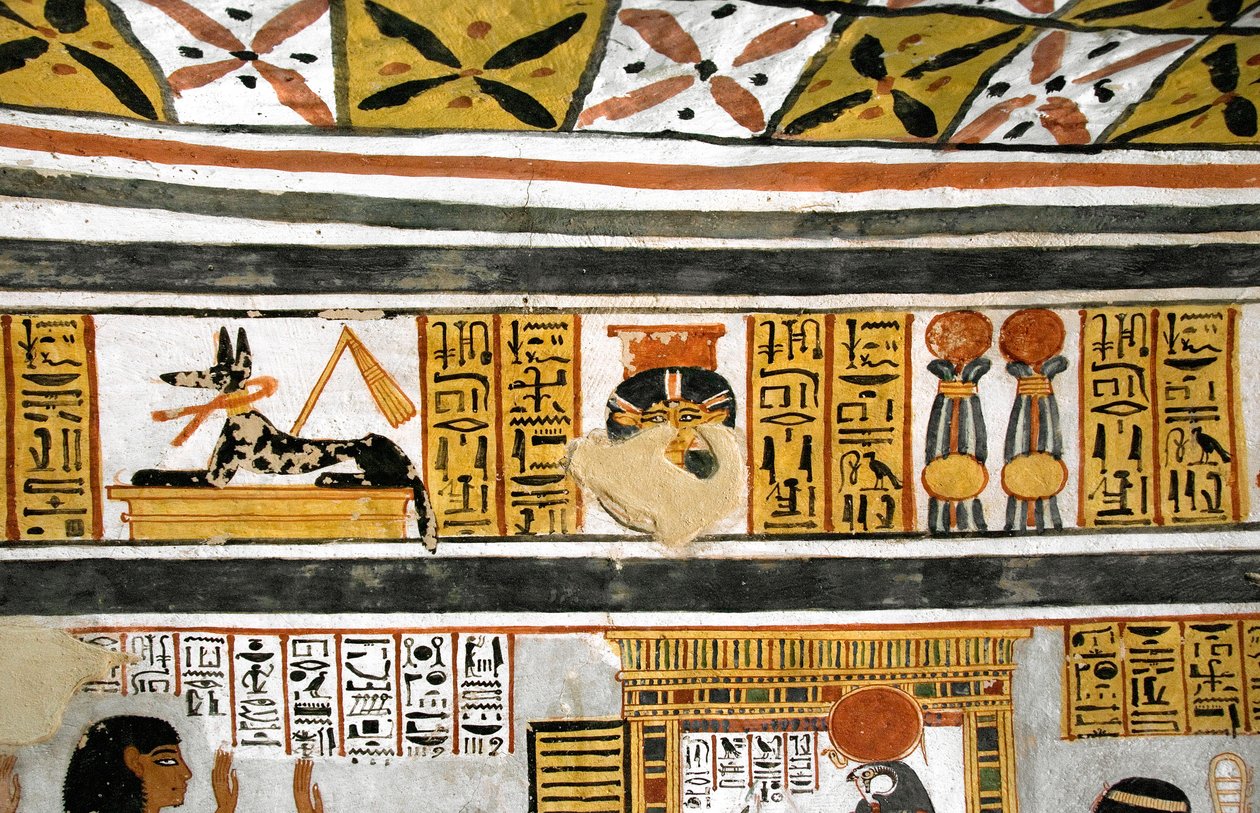Egyptiläinen antiikki: Anubisin, Hathorin ja hieroglyfien esitys. Royn haudan maalaus tekijältä Egyptian 18th Dynasty