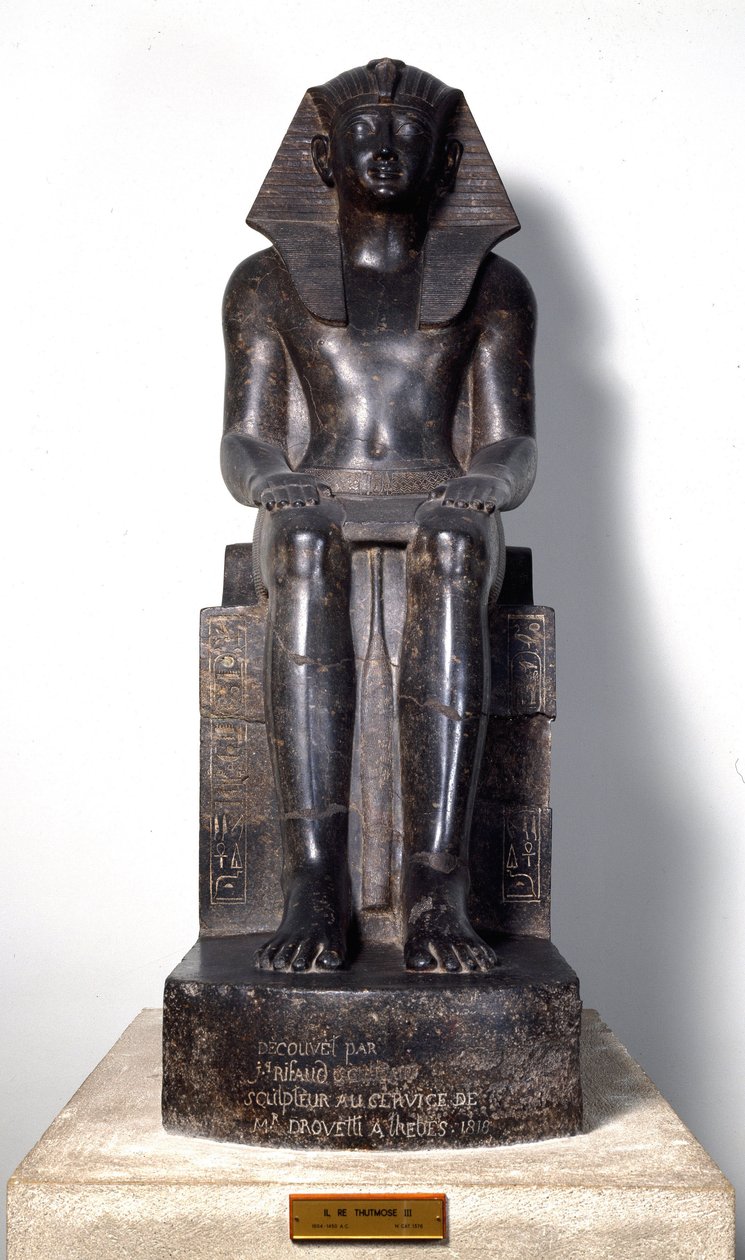 Egyptiläinen antiikki: basaniitista valmistettu veistos, joka esittää Thutmosis (Tuthmosis tai Thutmus) III:a (noin 1504-1450 eaa.), egyptiläistä faaraota. 18. dynastia. Thebasta. Torino, Egyptin museo tekijältä Egyptian 18th Dynasty
