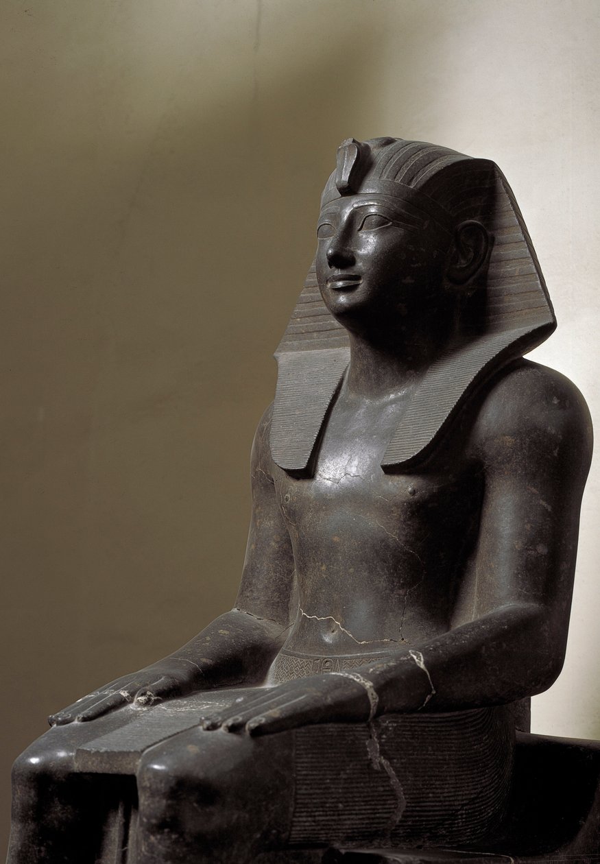Egyptiläinen antiikki: veistos basaniitista, joka edustaa hallitsijaa Thutmosis (Tuthmosis tai Thutmus) III (1479-1425 eKr.), Egyptin faaraota. Himmeä. 192 cm. 18. dynastia. Torino, egyptiläinen museo tekijältä Egyptian 18th Dynasty