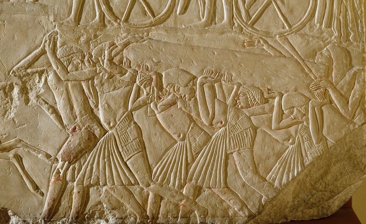 Egyptiläinen antiikki: orjat kantoivat obeliskia faaraonisen Egyptin suurten teosten aikana. Yksityiskohta helpotusta 18. dynastian myöhäisen virkamiehen haudasta. 1570-1320 eaa. Bologna, Civico Museo Archeologico tekijältä Egyptian 18th Dynasty