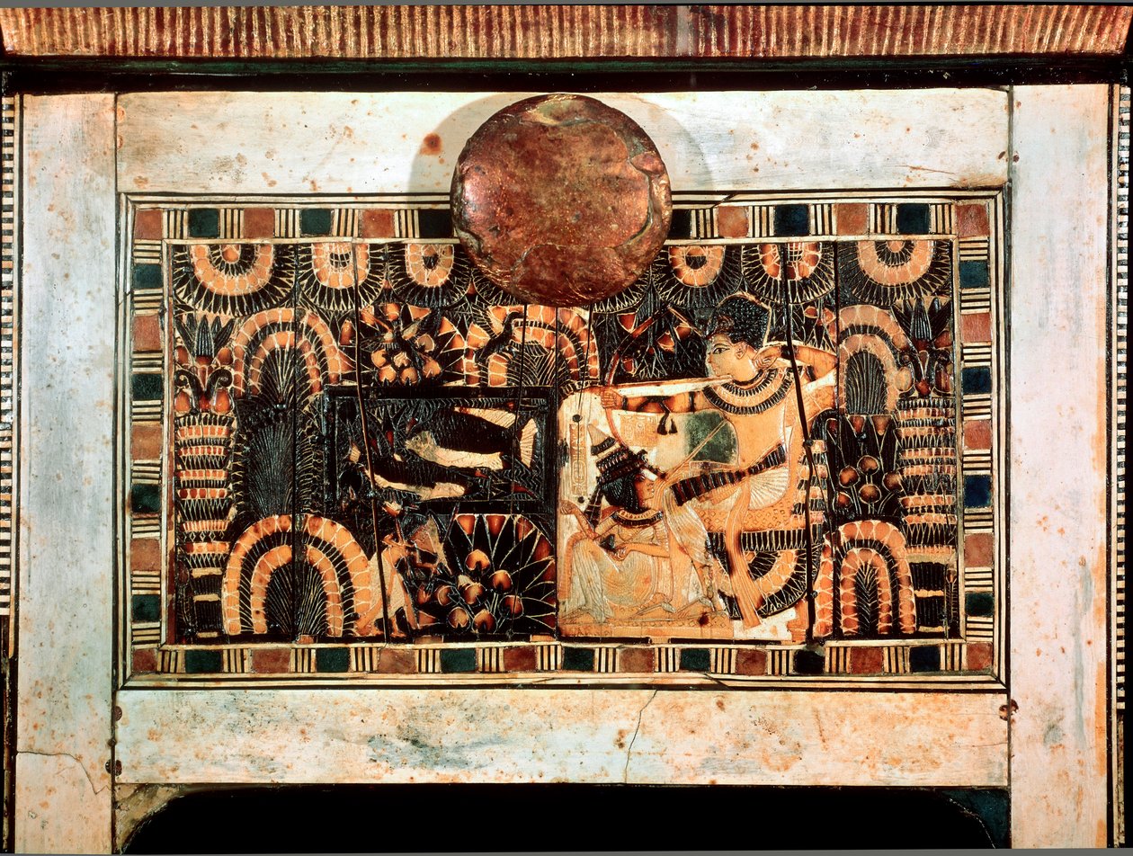 Egyptiläistä antiikkia: pieni puinen laatikko norsunluukuoretuksella, joka edustaa faarao Tutankhamonin metsästysosia. 18. dynastia. Tutankhamonin (All-Ankh-amun tai Tutankhamon) haudasta (1345-1327 eKr.) Kuninkaiden laakso. Thebes Kairo, Egyptiläinen muse tekijältä Egyptian 18th Dynasty