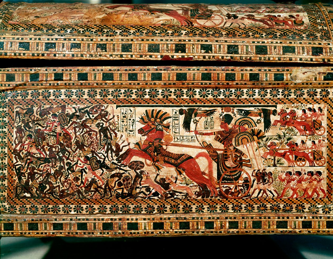 Egyptiläinen antiikki: pieni puulaatikko, jossa on kohtauksia, joissa faarao Tutankhamon jahtaa nubialaisia tankissaan. 18. dynastia. Tutankhamonin (All-Ankh-amun tai Tutankhamon) haudasta (1345-1327 eKr.) Kuninkaiden laakso. Thebes. Aurinko. 61 cm Kairo,  tekijältä Egyptian 18th Dynasty