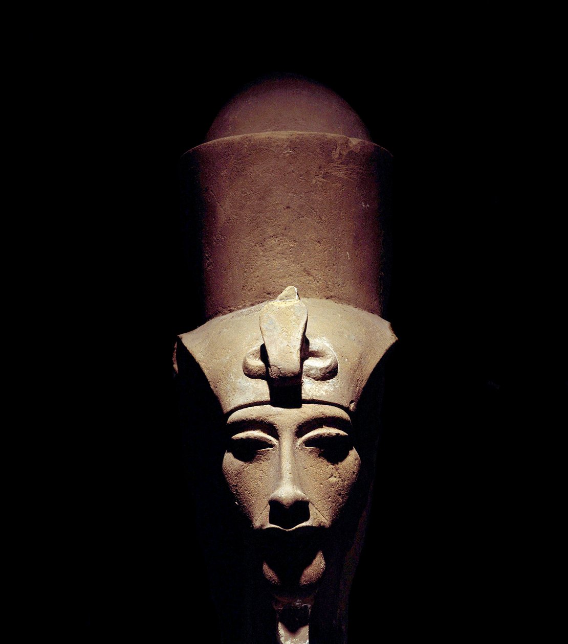 Egyptiläinen antiikki: Amenhotep IV:n (Amenophis IV tai Akhenaton) patsas, jossa on kaksoiskruunu. 1301 eaa. 18. dynastia. Veistoksen yksityiskohta. Thebassa sijaitsevasta Amon Ra -temppelistä. Luksor (Luxor tai tai Luqsor). Luxorin museo. Egypti tekijältä Egyptian 18th Dynasty