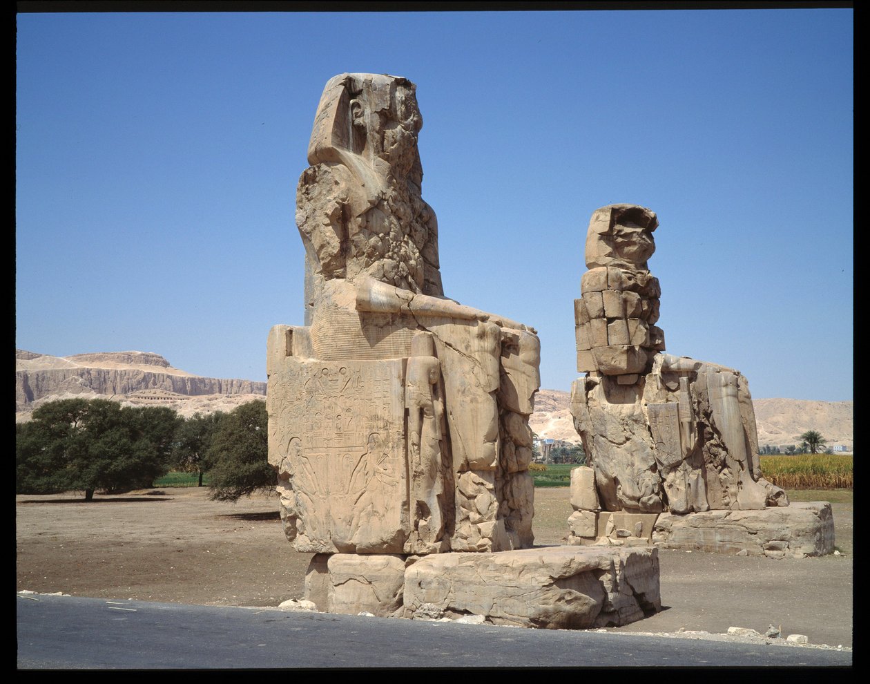 Egyptiläinen antiikki: näkymä Memnonin kolossille, aikakausi Amenophis III, uusi valtakunta tekijältä Egyptian 18th Dynasty
