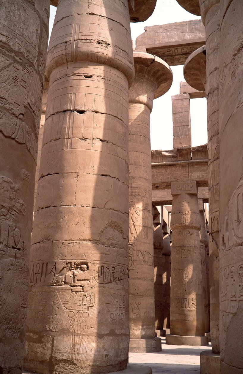 Egyptiläinen antiikki: näkymä Amonin temppelin hypostyle-huoneen pylväistä. Karnakin verkkosivusto Luxorissa, Egyptissä tekijältä Egyptian 18th Dynasty