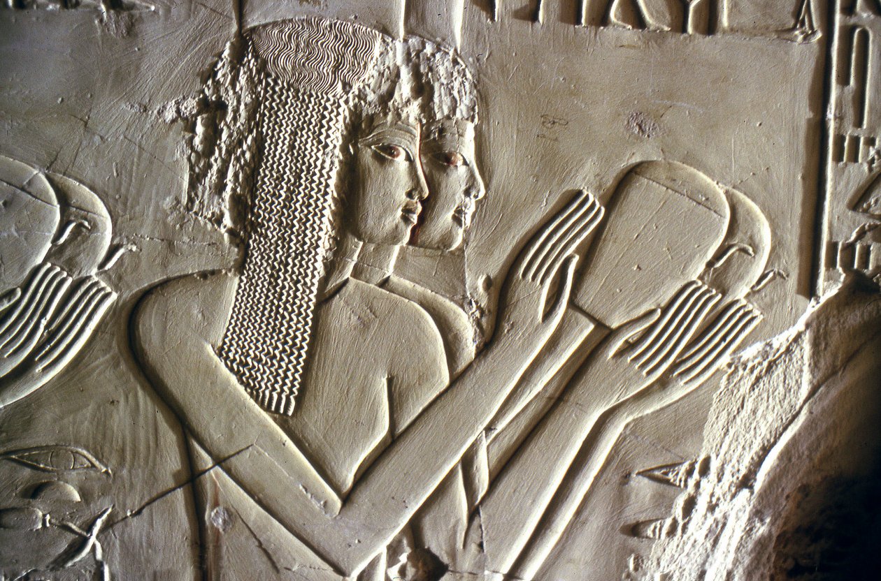 Egyptiläinen antiikki: nuoret tytöt tekevät uhrauksia. Kheruefin hauta (TT 192) (18. dynastia). tekijältä Egyptian 18th Dynasty