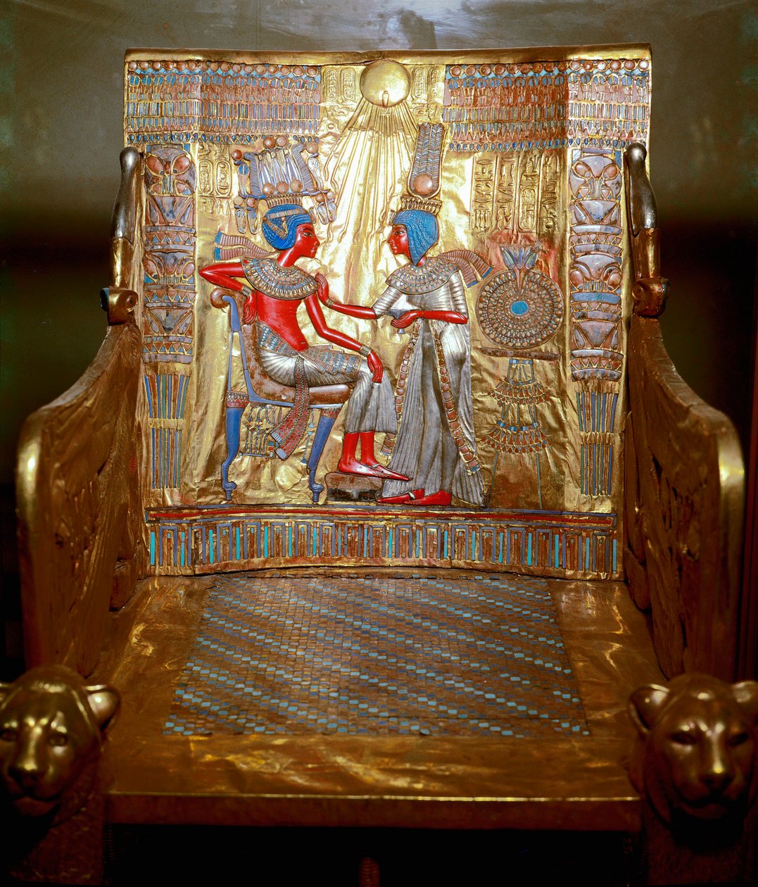 Egyptiläinen antiikki: kultapuusta valmistettu torvi, jonka on maalannut Tutankhamon osana faraon Tresoria. Edustus kuningatar Ankhesenpaatonista (Ankhesenpaamon, Ankhesenamon), joka hieroo öljyllä veljensä ja vaimonsa Tutankhamonin olkapäätä tekijältä Egyptian 18th Dynasty