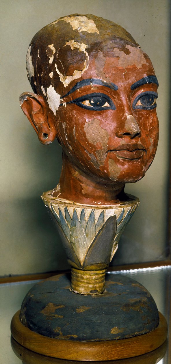 Egyptiläinen antiquitis: muotokuva nuoresta faaraosta Tutankhamonista (kaikki Ankh-amun tai Tutankhamon), jota tukee lootuksenlehti. Maalattu puuveisto. Tutankhamonin Tresorilta. Egyptiläinen museo, Kairo. tekijältä Egyptian 18th Dynasty