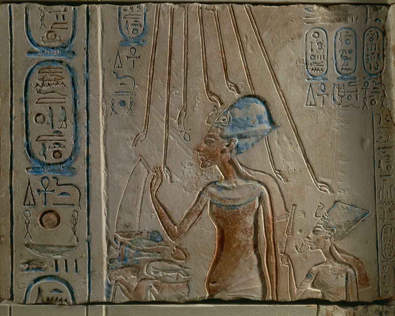 Egyptiläinen kaiverrus, joka edustaa Akhenatenia ja Nefertitiä palvovaa aurinkokiekkoa, Tall al-Amarnasta, Egyptistä, Uudesta kuningaskunnasta, XVIII-dynastiasta tekijältä Egyptian 18th Dynasty