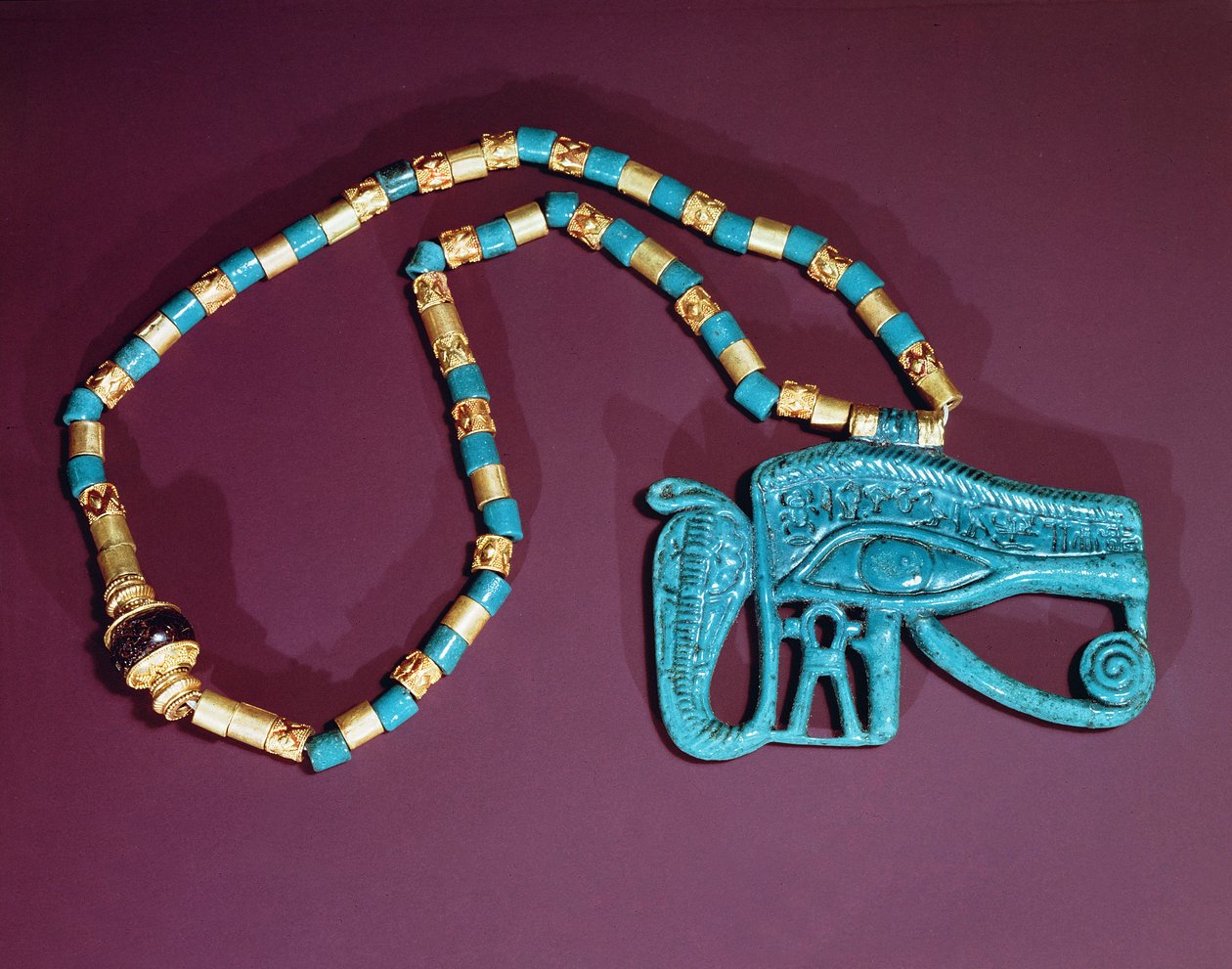 Eye of Ra pectoral, Tutankhamonin haudasta, Uudesta kuningaskunnasta (kulta ja sininen fajanssi) tekijältä Egyptian 18th Dynasty