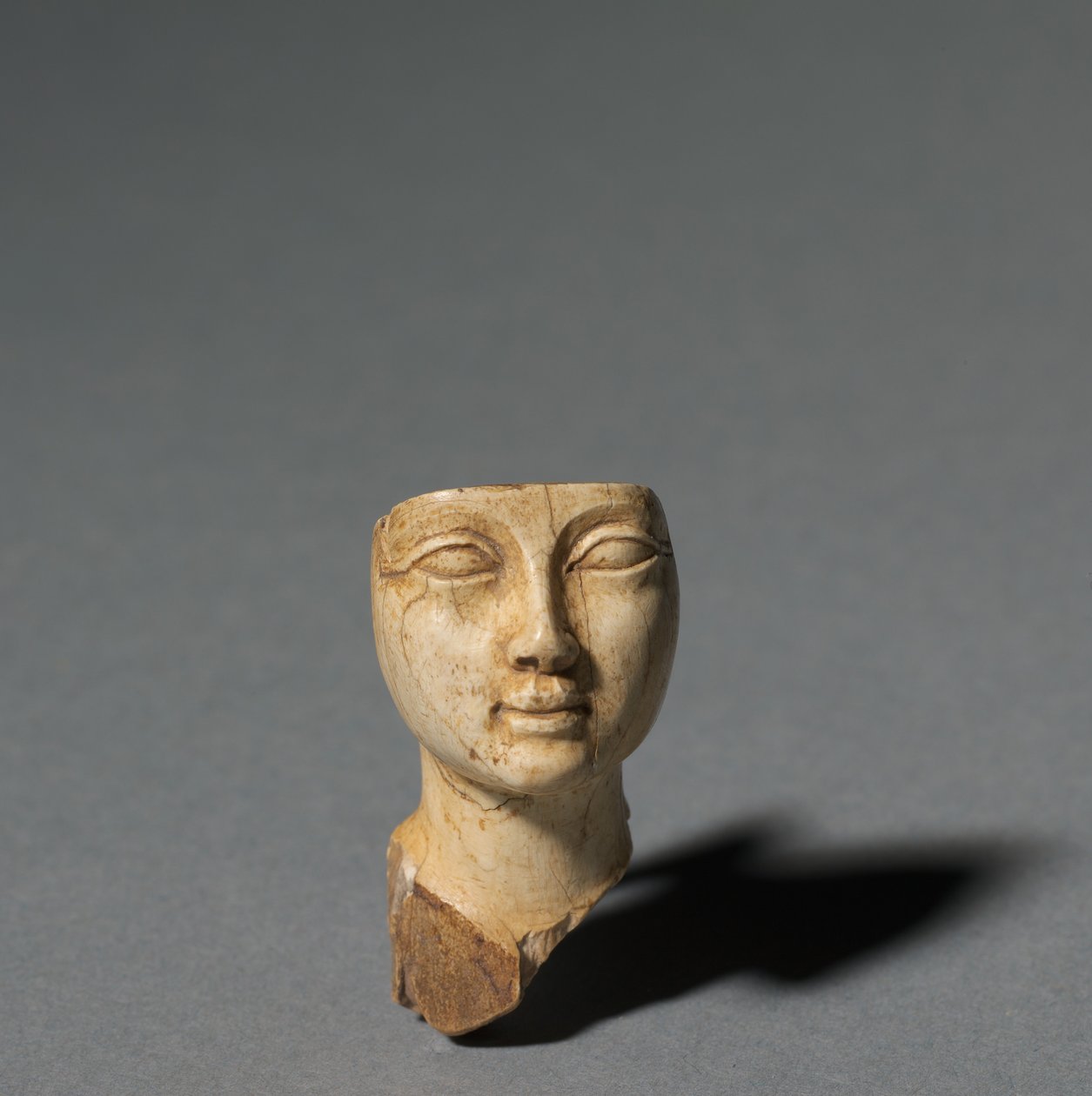 Kosmeettisen lusikan kasvot, 1391-1353 eaa tekijältä Egyptian 18th Dynasty