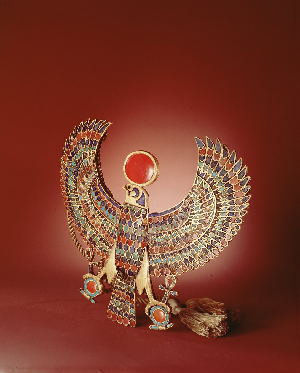 Haukan rintakoru, Tutankhamonin haudasta, Uusi valtakunta (kultaa, jossa on upotekoristeena lapislazulia, turkoosia, karneolia ja lasia). tekijältä Egyptian 18th Dynasty