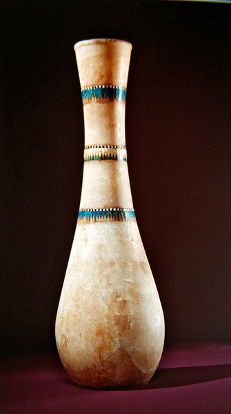 Pullo, Tutankhamonin haudasta, Uudesta kuningaskunnasta (alabasteriin upotettu fajanssilla, kalkkikivellä ja lasilla) tekijältä Egyptian 18th Dynasty