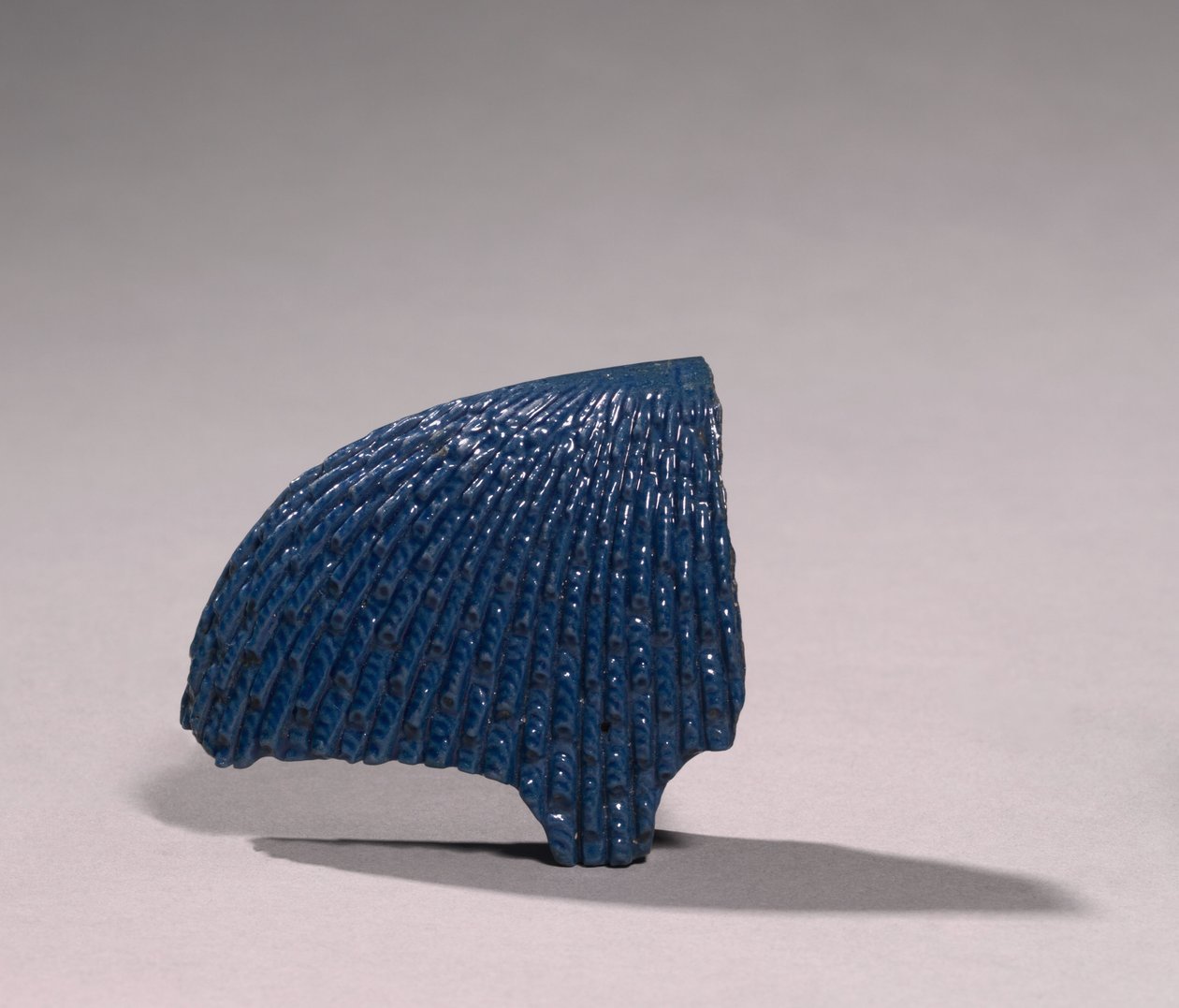 Fragmentti upotetusta päähineestä, n. 1353-1295 eaa tekijältä Egyptian 18th Dynasty