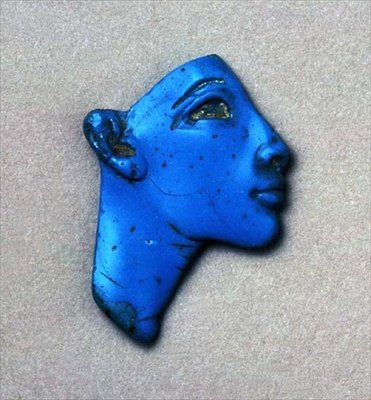 Fragmentti kuninkaallisen pään upotetta, Amarnasta, Uudesta kuningaskunnasta (läpinäkymätön turkoosi) (44958:n yksityiskohta) tekijältä Egyptian 18th Dynasty