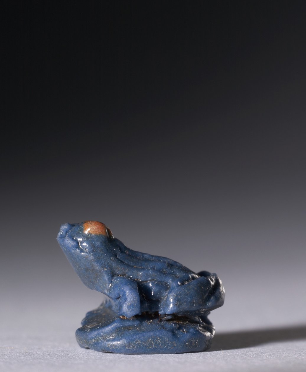Sammakon amuletti, n. 1380-1330 eKr. (monivärinen fajanssi) tekijältä Egyptian 18th Dynasty