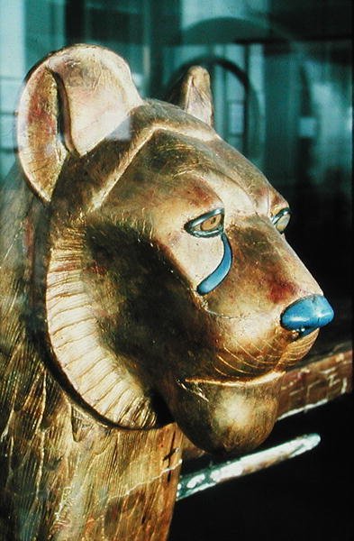 Leijonan muotoinen hautajaissänky Tutankhamonin haudasta (n. 1370-1352 eKr.) Uusi kuningaskunta (stukkottu ja kullattu puu) tekijältä Egyptian 18th Dynasty