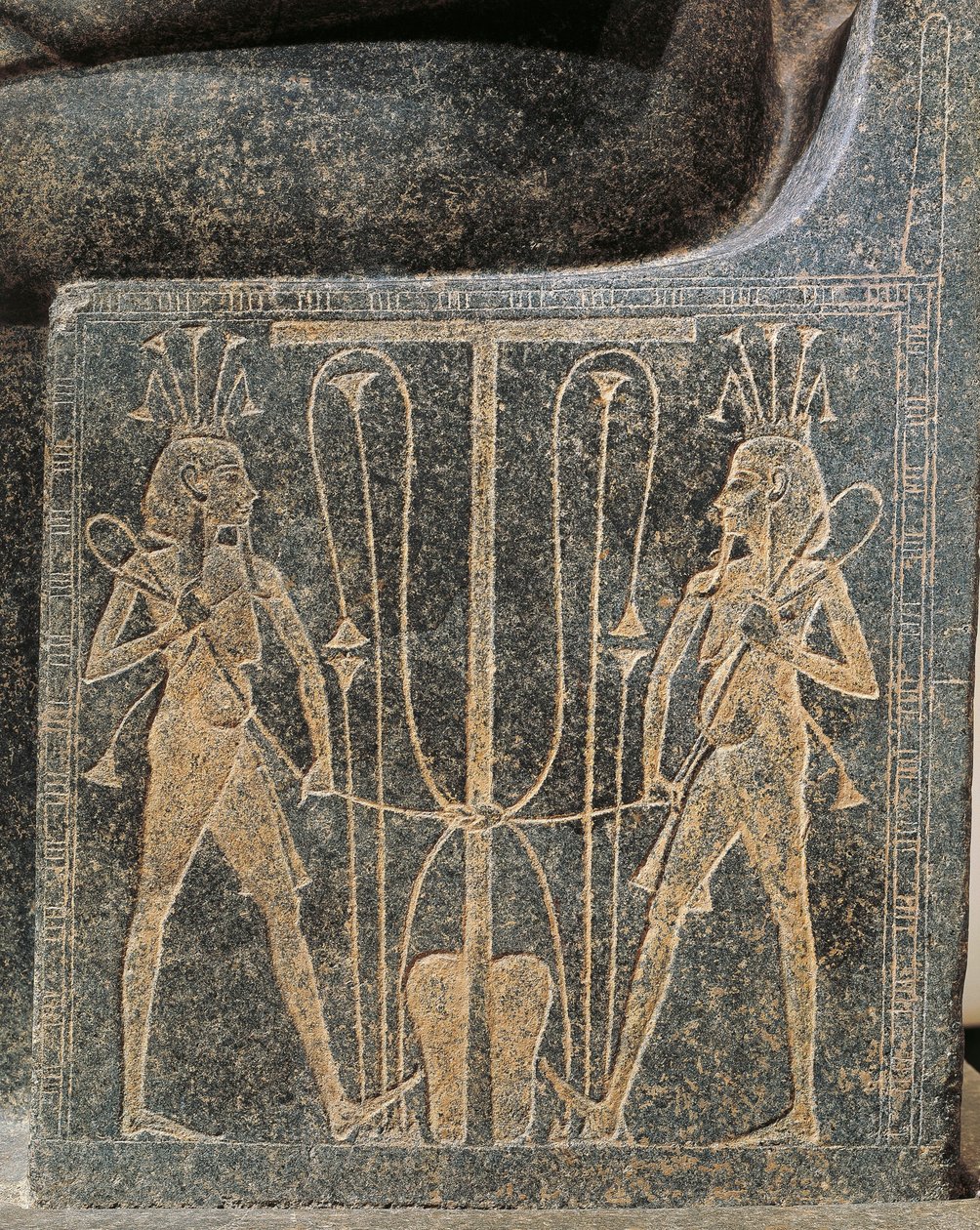 Graniittinen veistosryhmä, jossa Horemheb tekee uhrilahjoja Atum-jumalalle, yksityiskohta Atumin valtaistuimesta, jossa on Seth ja Horus tekijältä Egyptian 18th Dynasty