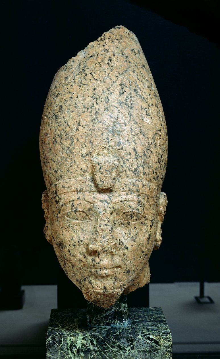 Hatshepsutin (n. 1473–1458 eKr.) tai Tuthmosis II:n (n. 1491–1479) Uuden kuningaskunnan pää, n. 1479–1425 eKr. (graniitti) tekijältä Egyptian 18th Dynasty