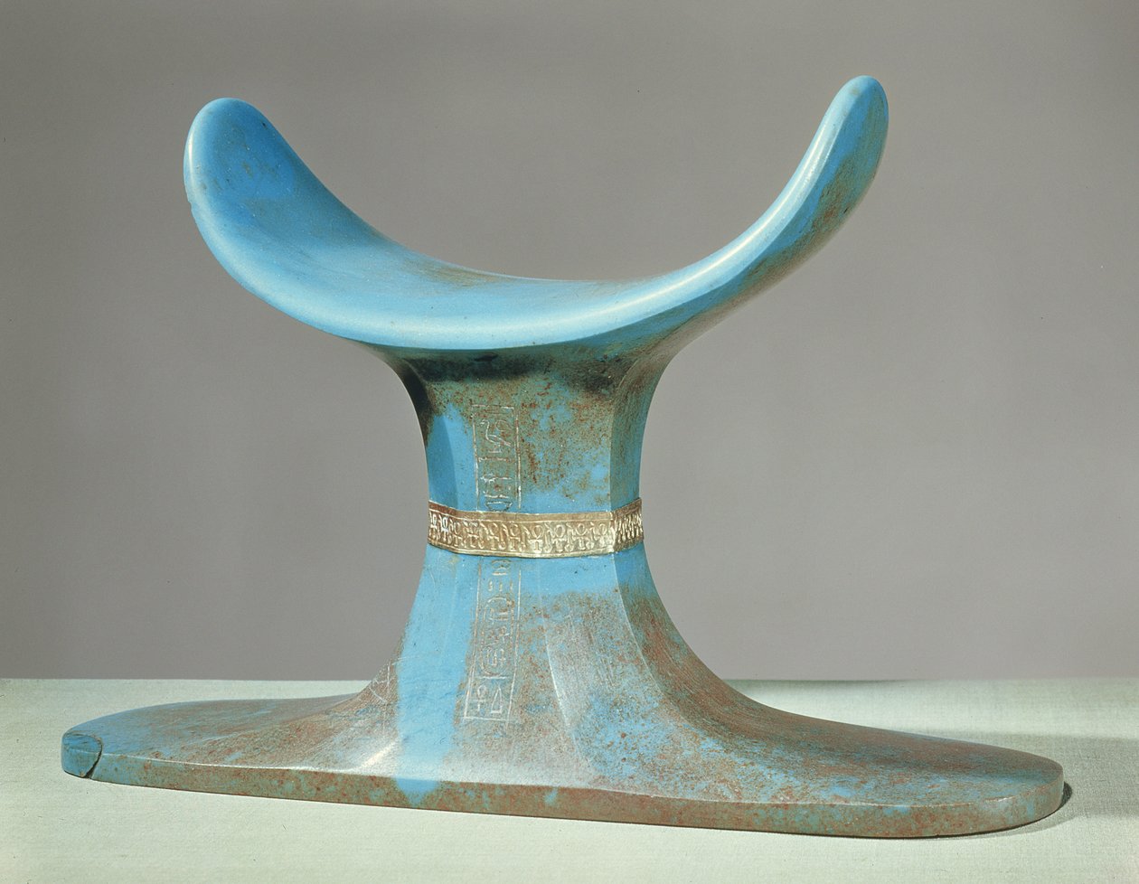 Niskatuki, Tutankhamonin haudasta (n. 1370-52 eKr.) New Kingdom (sininen lasitahna) tekijältä Egyptian 18th Dynasty