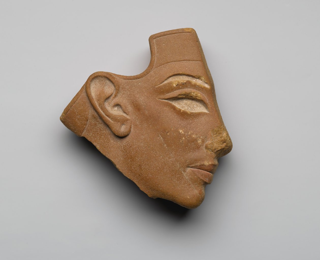 Upoteprofiilipää, Tell el-Amarna, Uusi kuningaskunta, n. 1353-36 eKr. (punainen kvartsiitti) tekijältä Egyptian 18th Dynasty