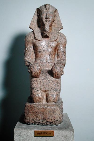 Polvistuva Amenhotep II:n (1427–1392 eKr.) patsas tarjoilee viiniä, Thebes, Uusi kuningaskunta, noin 1450–1425 eKr. (graniitti) tekijältä Egyptian 18th Dynasty