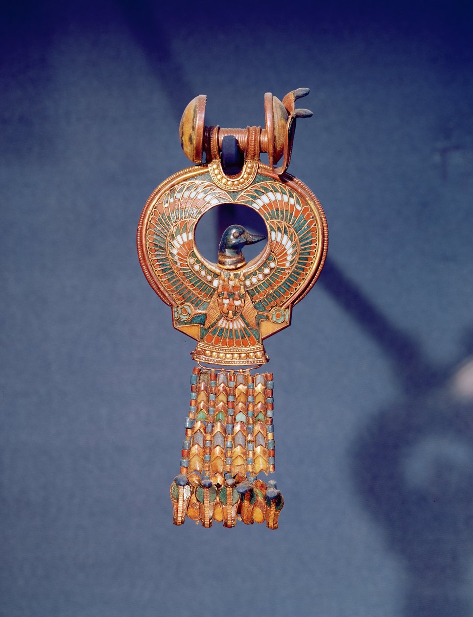 Vasen korvakoru korvakoruparista, jossa on sinilintu, Tutankhamonin haudasta, Kuninkaiden laakso, Thebes, n. 1347-37 eKr. (kulta ja sula lasi) (344029) tekijältä Egyptian 18th Dynasty