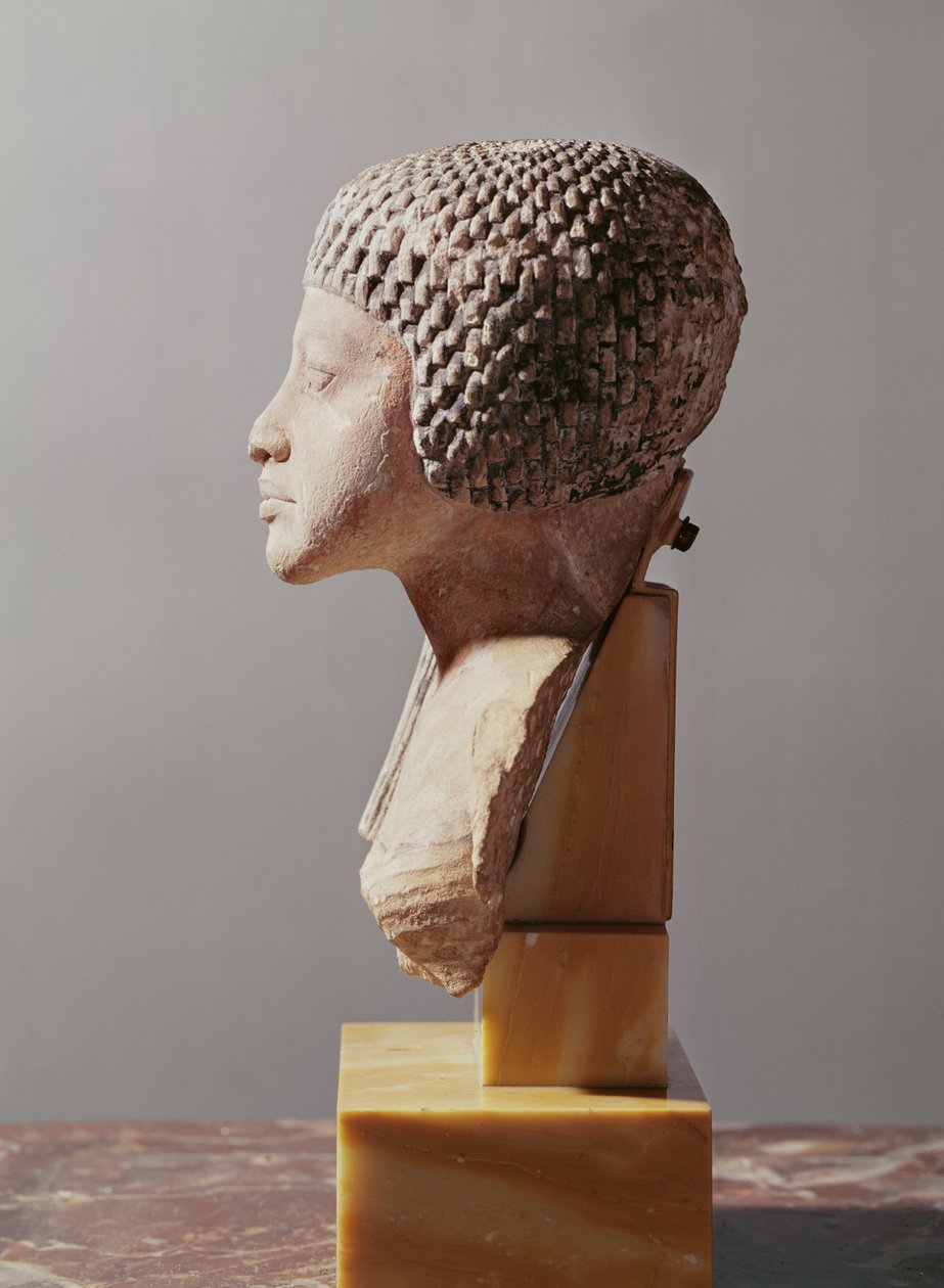 Akenatenin perheeseen kuuluvan prinsessan pään vasen profiili, Uusi valtakunta (maalattu kalkkikivi) (ks. myös 107940, 116813, 370211). tekijältä Egyptian 18th Dynasty