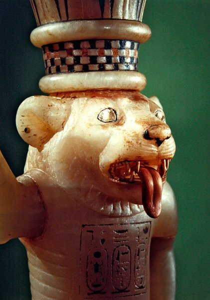Pleomorfinen unguent-maljakko, Tutankhamonin haudasta, Uudesta kuningaskunnasta (alabasteri) (391031:n yksityiskohta) tekijältä Egyptian 18th Dynasty