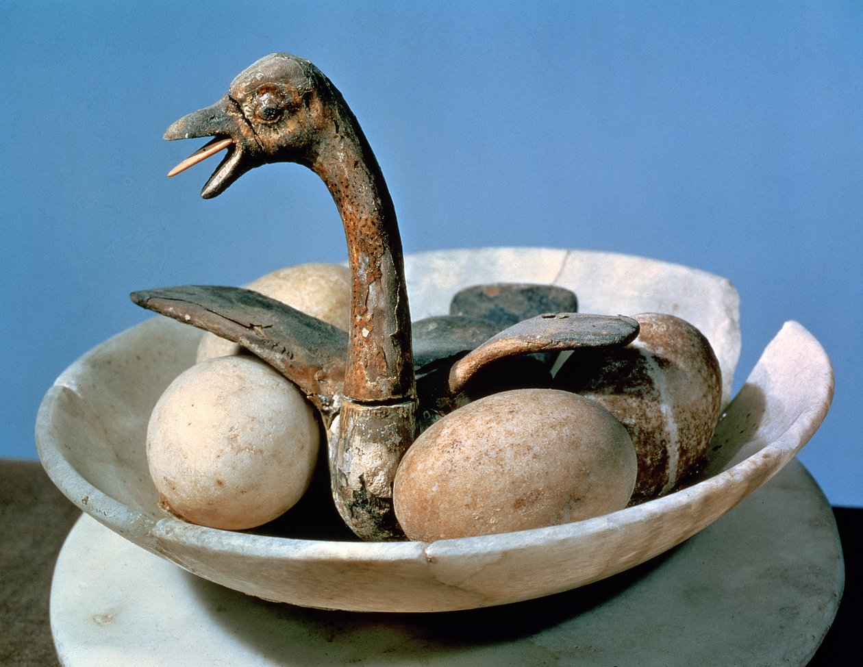 Munia sisältävässä pesässä olevalla linnulla koristetun alabasteripurkin kansi Tutankhamonin haudasta (n. 1370-52 eKr.) New Kingdom (maalattua ja stukkottua puuta) tekijältä Egyptian 18th Dynasty
