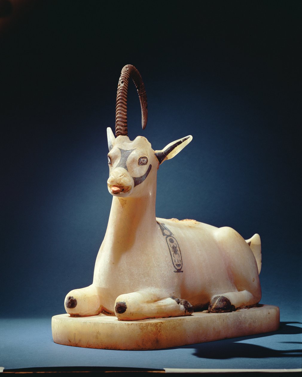 Tutankhamonin haudasta, Uusi valtakunta (maalattu alabasteri) peräisin olevan vuohenpukin muotoisen voidepurkin kansi (ks. myös 148195). tekijältä Egyptian 18th Dynasty