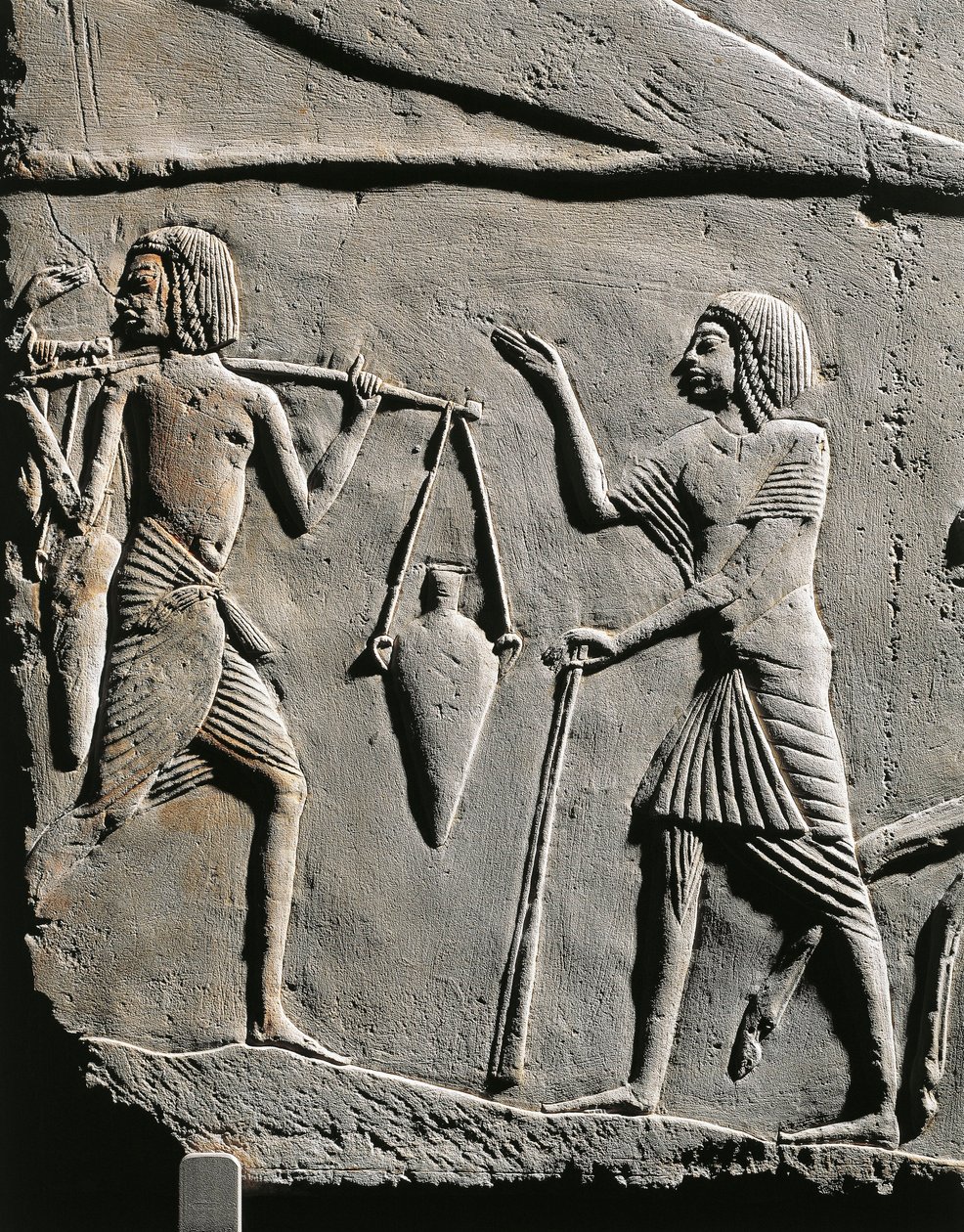 Elämää sotilasleirillä: vedenkantaja saa käskyjä upseerilta, helpotus Horemhebin haudalta Saqqarassa. Yksityiskohta. tekijältä Egyptian 18th Dynasty