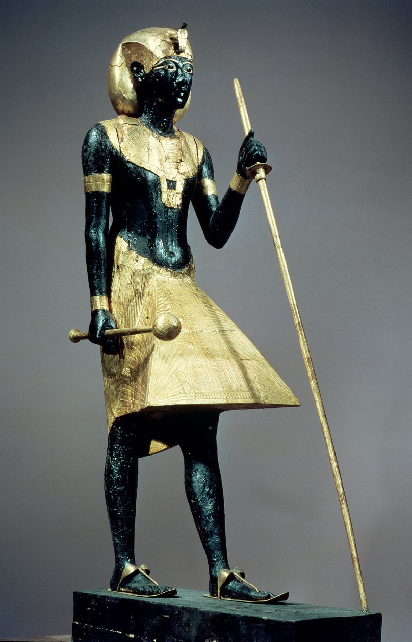 Luonnonkokoinen kuninkaan patsas Tutankhamonin haudasta (n. 1370-52 eKr.) Uusi kuningaskunta (kullattua puuta, päällystetty mustalla hartsilla) tekijältä Egyptian 18th Dynasty