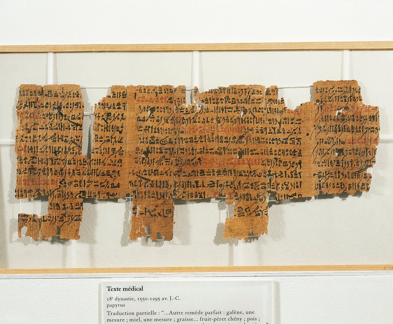 Papyrukselle kirjoitettu lääkemääräys tekijältä Egyptian 18th Dynasty