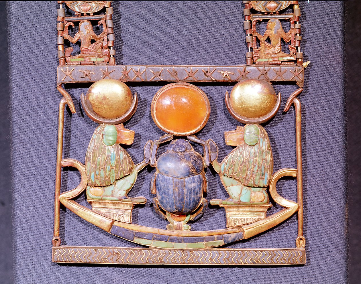Nousevan auringon kaulakoru, Tutankhamonin haudasta (n. 1370-52 eKr.) Uusi kuningaskunta (kultaa puolijalokiveillä upotettu) (yksityiskohta 153788) tekijältä Egyptian 18th Dynasty