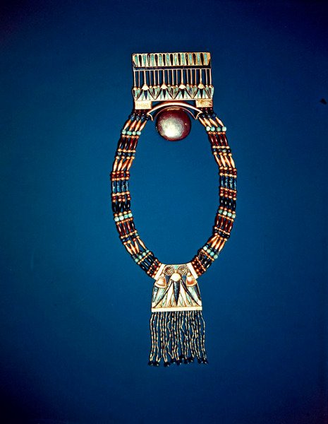 Kaulakoru kuun rintakehällä, Tutankhamonin haudasta, Uudesta kuningaskunnasta (sähkö, maasälpä, lapis lazuli ja kultahelmiä) tekijältä Egyptian 18th Dynasty