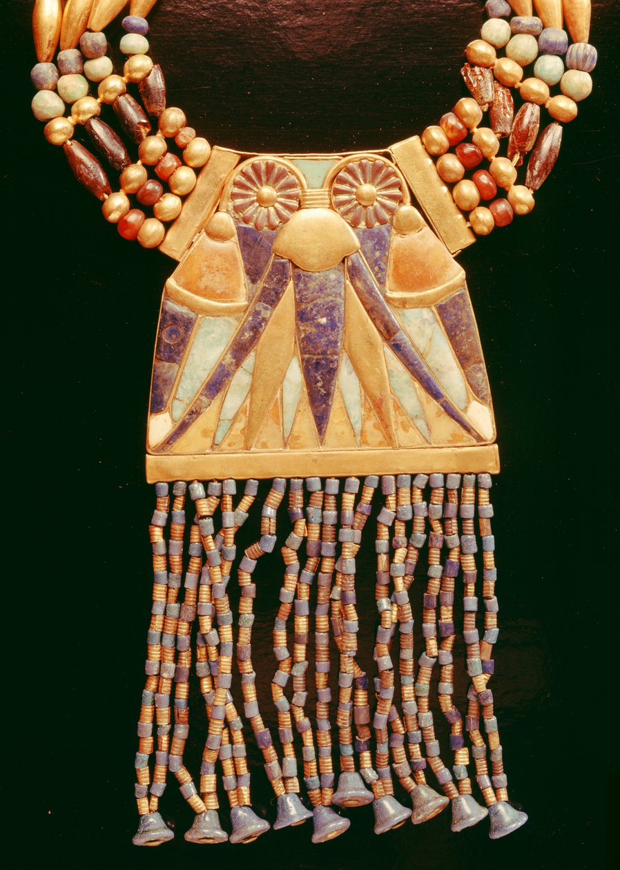 Kaulakoru kuun rintakehällä, Tutankhamonin haudasta, Uudesta kuningaskunnasta (sähkö, maasälpä, lapis lazuli ja kultahelmet) (yksityiskohta numerosta 391005) tekijältä Egyptian 18th Dynasty