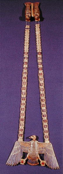 Kaulakoru korppikotka riipuksella, Tutankhamonin haudasta (n. 1370-1352 eKr.) Uusi kuningaskunta (kulta peitetty lapis lazulilla ja korneolilla) (katso myös 227982) tekijältä Egyptian 18th Dynasty