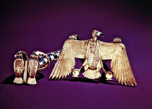 Kaulakoru korppikotka riipuksella, Tutankhamonin haudasta, Uudesta kuningaskunnasta (kullakoristeinen lapis lazuli ja korneoli) (katso myös 228214 & 324491) tekijältä Egyptian 18th Dynasty