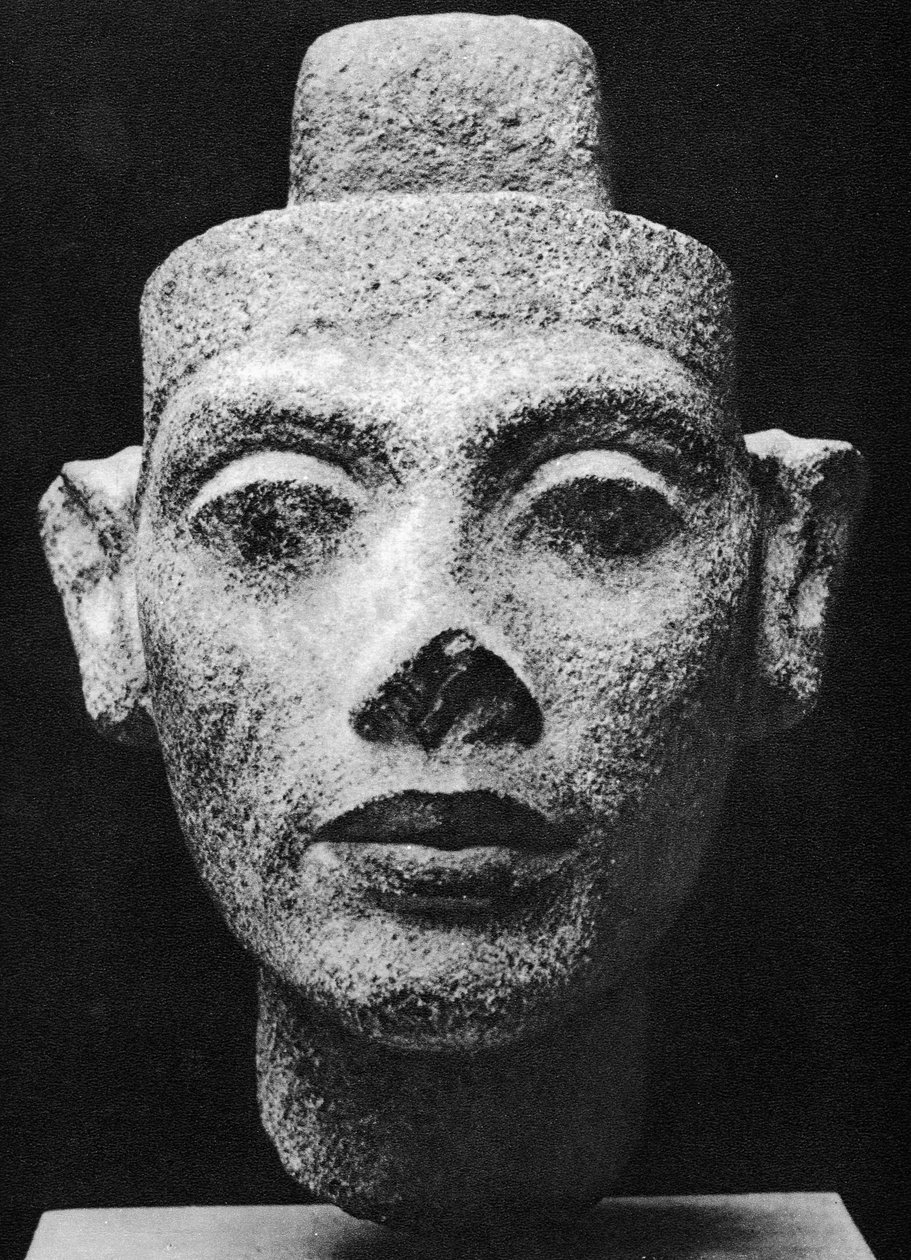 Nefertiti, harhaoppisen faaraon Akenatonin (Akhenaten) kuningatar puoliso. 1300-luvulla eKr. (veistos tummassa graniittisessa rintakuvassa) tekijältä Egyptian 18th Dynasty