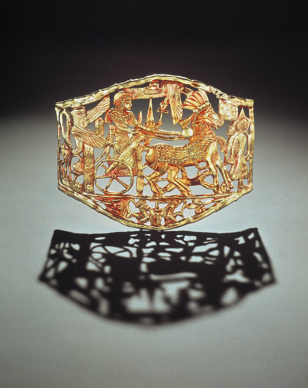 Avokuvioinen plaketti tai solki, joka esittää kuninkaan voittoisaa paluuta vankien kanssa, Tutankhamonin haudasta, Uusi valtakunta (kulta) (ks. myös 148199). tekijältä Egyptian 18th Dynasty