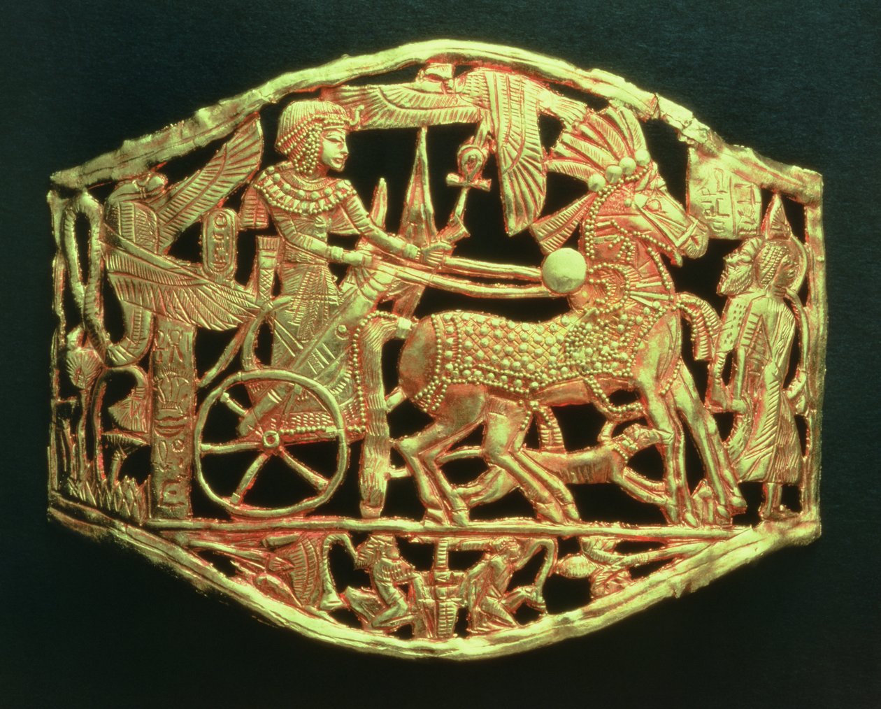 Harjakattoinen laatta tai solki, jossa näkyy kuninkaiden voittoisa paluu vankien kanssa, Tutankhamonin haudalta (n. 1370-52 eKr.) Uusi kuningaskunta (kulta) (katso myös 391017) tekijältä Egyptian 18th Dynasty