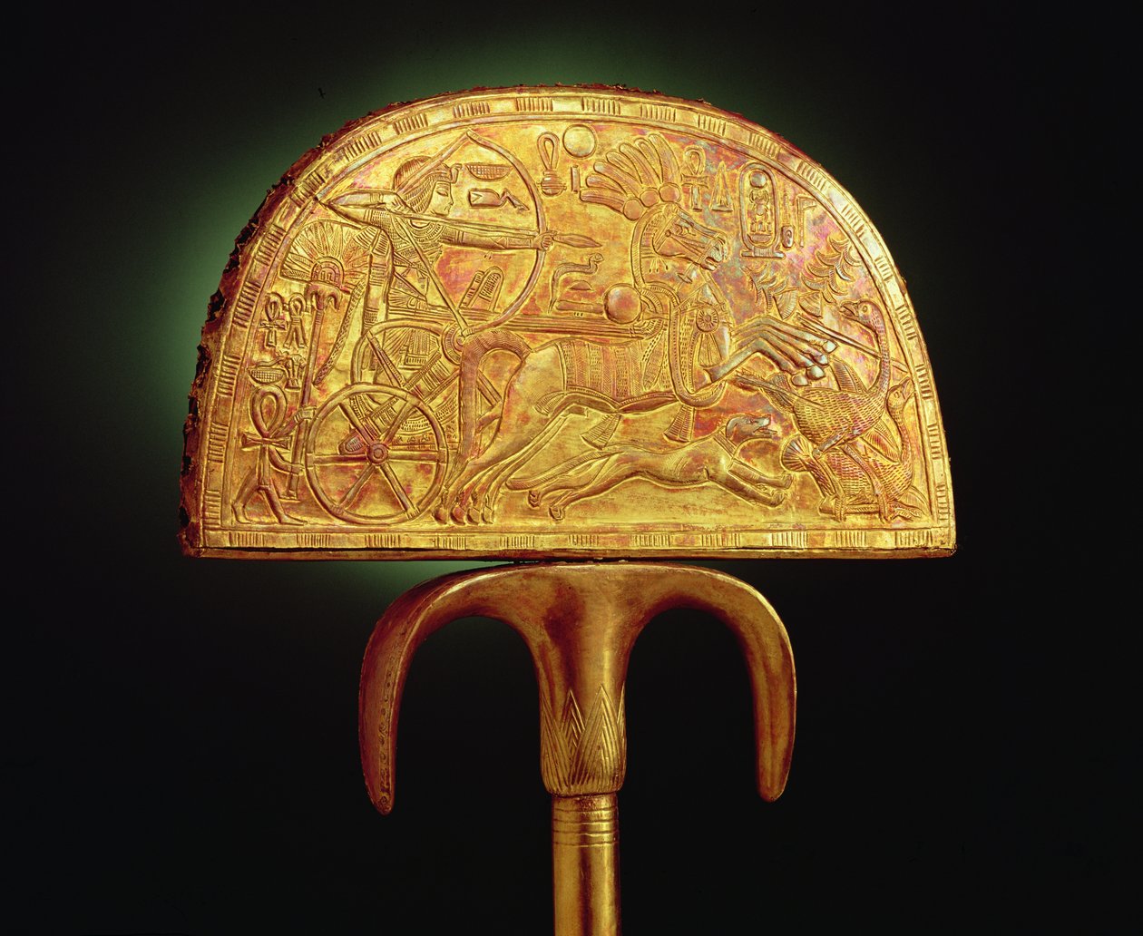 Strutsin höyhenviuhka, Tutankhamonin haudasta (n. 1370-1352 eKr.) Uusi kuningaskunta (pekkikullalla päällystetty puu) (katso myös 3975) tekijältä Egyptian 18th Dynasty